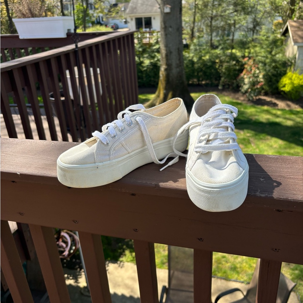White platform supergas